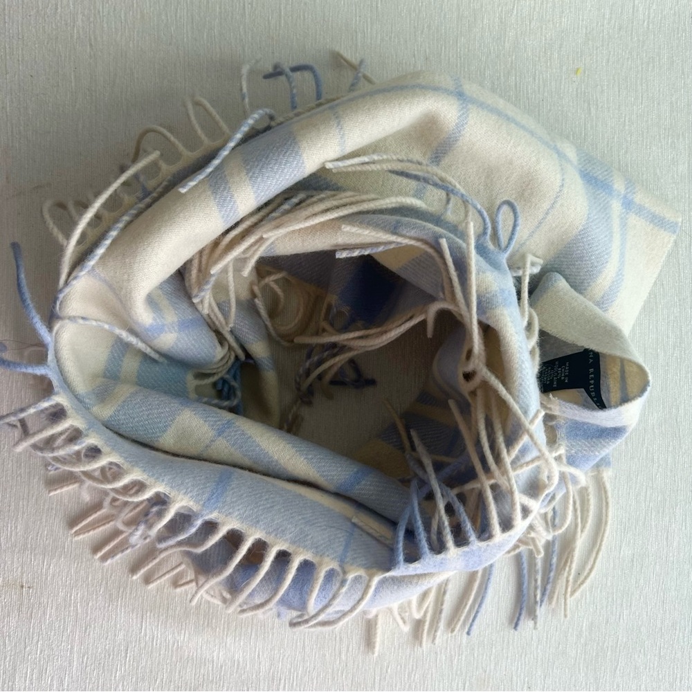 BANANA REPUBLIC light blue/cream wool tartan plaid scarf with fringe